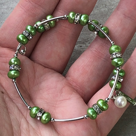 Vantel Pearls Green Apple Wrist Candy Bracelet - Picture 5 of 5